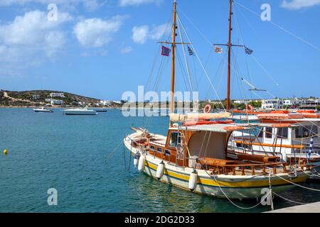 Bateaux de pêche dans le port d'Aliki. Aliki est un magnifique village côtier avec un port pittoresque sur l'île de Paros. Cyclades, Grèce Banque D'Images