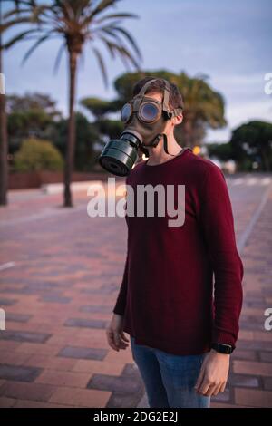 Homme avec masque de la Seconde Guerre mondiale, dans la rue à côté de la covid19. Concept de santé. Caucasien. Banque D'Images