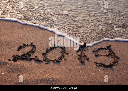 2019 écrit dans la vague de sable et d'eau Banque D'Images