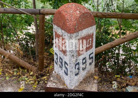 Anciens jalons exposés sur la route Bailen-Motril (N-323) lorsqu'elle traverse la Cerradura de Pegalajar (Jaen-Espagne) Banque D'Images