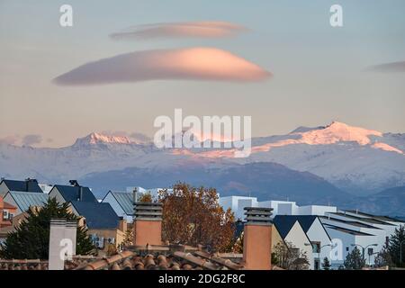 Grands nuages lenticulaires blancs au-dessus de la Sierra Nevada (Espagne) au coucher du soleil Banque D'Images