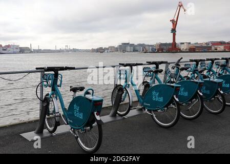 Vélos publics de Göteborg garés au centre de transport Stenpiren près de l' front de mer Banque D'Images