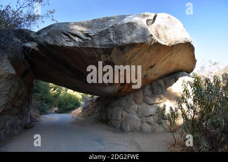 Tunnel Rock, UNE ancienne route traversant un tunnel en granite dans le parc national Sequoia, Californie, États-Unis. Un gros rocher sur une route désuétude. Banque D'Images