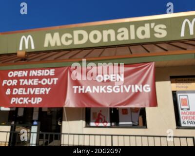 Photographie d'un restaurant McDonald's présentant le logo et le signe McDonald's, ainsi qu'une bannière publicitaire portant la mention « Open Thanksgiving » à Dublin, Californie, le 25 novembre 2020. () Banque D'Images