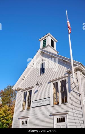 Extérieur de l'ancienne, blanc, clapboard, parement de l'école de village de Surry avec mât. À Surry, Maine. Banque D'Images