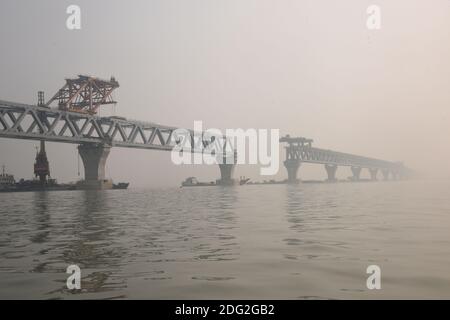 Vue sur le pont Padma en cours de construction au-dessus de la rivière Padma près de Dhaka (Bangladesh), le 7 décembre 2020. Padma Bridge l'une des plus grandes infrastructures Banque D'Images