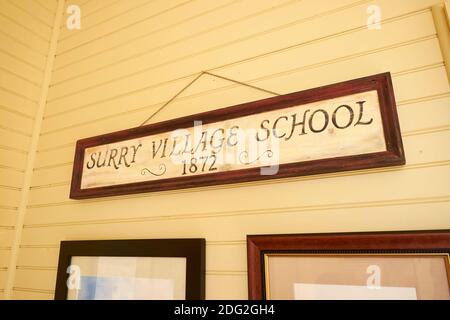 Un panneau accroché au mur à l'intérieur de l'école du village de Surry, ouvert en 1872. À Surry, Maine. Banque D'Images