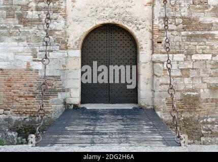 Entrée principale du château médiéval de Soave, en Italie, avec son pont-levis au-dessus d'une lande Banque D'Images