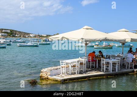 Paros, Grèce - 27 septembre 2020 : restaurant de fruits de mer dans le port d'Aliki. Aliki est un magnifique village côtier avec un port pittoresque sur l'île de Paros. CY Banque D'Images