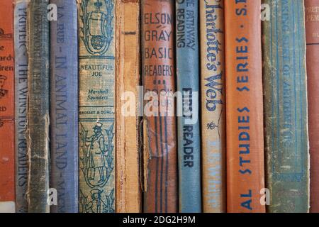 Une collection de livres anciens, colorés, en tissu pour enfants sur le bureau de l'enseignant à l'école restaurée de Surry Village. À Surry, Maine. Banque D'Images