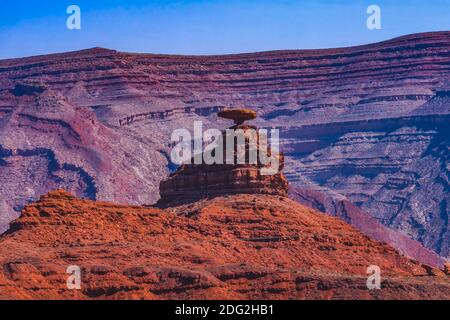 Coloré Red Purple Mexican Hat formation Canyon Desert près de Mexican Hat Town Monument Valley Utah. Banque D'Images