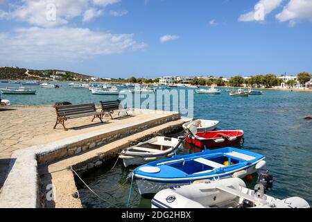 Paros, Grèce - 27 septembre 2020 : bateaux de pêche dans le port d'Aliki. Aliki est un magnifique village côtier avec un port pittoresque sur l'île de Paros. Cyclades Banque D'Images