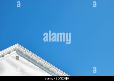 Détail du toit et ciel bleu de l'hôtel de ville de Blue Hill. Dans Blue Hill, Maine. L'espace négatif est bon pour le texte, l'information. Banque D'Images
