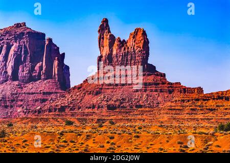 Hen Butte Rock formation Canyon face à Cliff Desert Monument Valley Utah. Banque D'Images