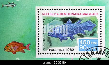 MOSCOU, RUSSIE - 10 NOVEMBRE 2018 : un timbre imprimé à Madagascar montre la Coelacanth de l'océan Indien occidental (Latimeria chalumnae), série de poissons, vers 1982 Banque D'Images