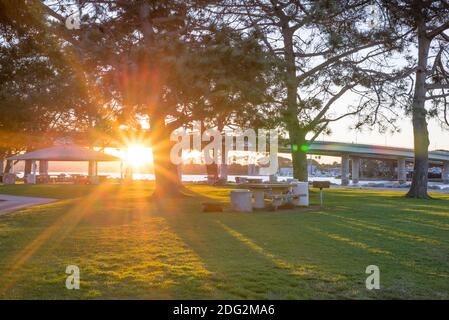 Matin de novembre au parc Mission Bay. San Diego, Californie, États-Unis. Le pont de la rue Ingraham est vu sur la photo. Banque D'Images