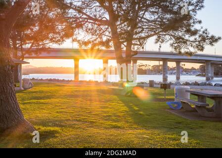 Matin de novembre au parc Mission Bay. San Diego, Californie, États-Unis. Le pont de la rue Ingraham est vu sur la photo. Banque D'Images