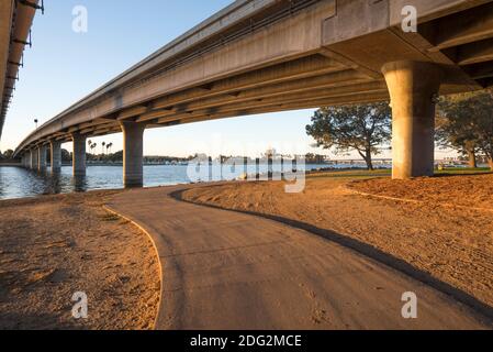 Matin de novembre au parc Mission Bay. San Diego, Californie, États-Unis. Le pont de la rue Ingraham est vu sur la photo. Banque D'Images