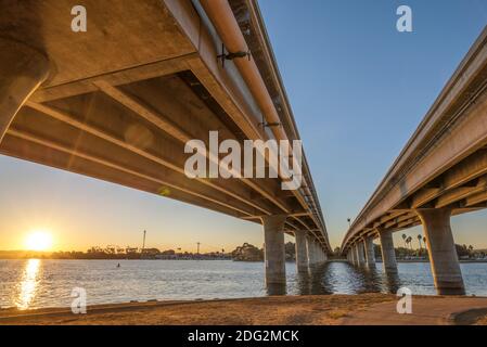 Matin de novembre au parc Mission Bay. San Diego, Californie, États-Unis. Le pont de la rue Ingraham est vu sur la photo. Banque D'Images