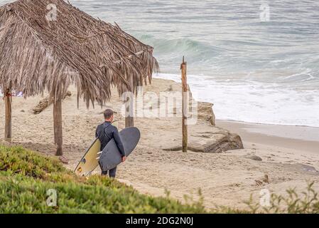 Scène côtière le matin de novembre. La Jolla, Californie, États-Unis. Vue sur le Surf Shack à la plage de Windansea. Banque D'Images