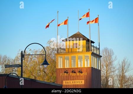 Tour avec drapeaux, fort Pub and Grill, fort Langley, Colombie-Britannique, Canada Banque D'Images