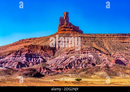 Hen Butte Rock formation Canyon face à Cliff Desert Monument Valley Utah. Banque D'Images