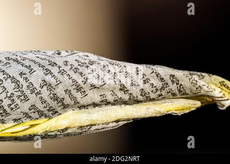 Drapeaux de prière bouddhistes traditionnels soufflant dans le vent; Salida; Colorado; Etats-Unis Banque D'Images