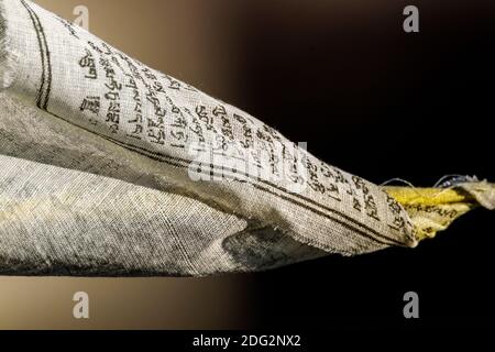 Drapeaux de prière bouddhistes traditionnels soufflant dans le vent; Salida; Colorado; Etats-Unis Banque D'Images