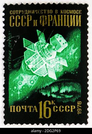 MOSCOU, RUSSIE - 10 NOVEMBRE 2018 : un timbre imprimé en URSS (Russie) montre Satellit Oreol, série du programme Interkosmos, vers 1976 Banque D'Images