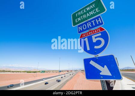 Vue sur le panneau et l'autoroute 15 près de Las Vegas, Nevada, Etats-Unis d'Amérique, Amérique du Nord Banque D'Images