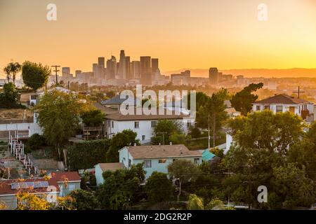 Vue sur le centre-ville DE LOS ANGELES depuis la banlieue au coucher du soleil, Los Angeles, Californie, États-Unis d'Amérique, Amérique du Nord Banque D'Images