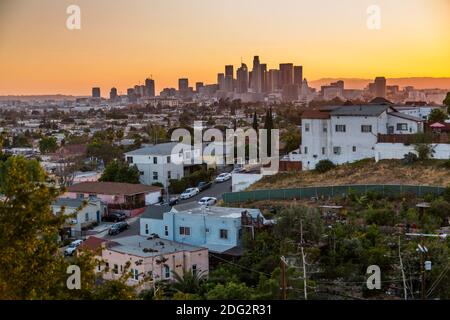 Vue sur le centre-ville DE LOS ANGELES depuis la banlieue au coucher du soleil, Los Angeles, Californie, États-Unis d'Amérique, Amérique du Nord Banque D'Images