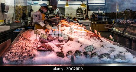 Poisson frais à vendre dans la boutique de poisson Kish sur la jetée ouest à Howth, Dublin, Irlande. Banque D'Images