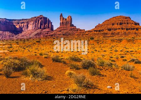 Hen Butte Rock formation Canyon face à Cliff Desert Monument Valley Utah. Banque D'Images