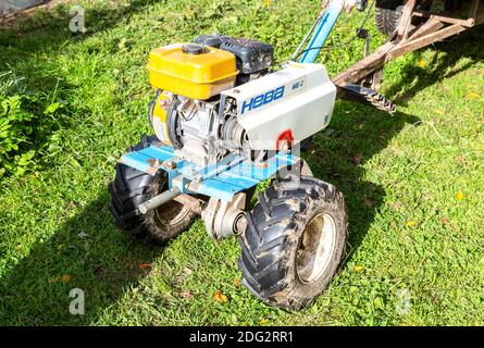 Borovichi, Russie - 15 septembre 2020 : mécanisation agricole. Tracteur sans cabine Neva pour les travaux agricoles Banque D'Images