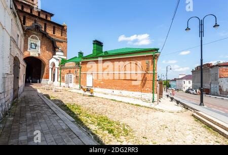 Kolomna, Russie - 7 juillet 2020 : porte de Pyatnitski du Kremlin de Kolomna et musée de Kalach à Kolomna Banque D'Images