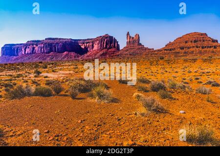 Hen Butte Rock formation Canyon face à Cliff Desert Monument Valley Utah. Banque D'Images