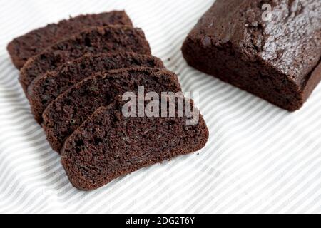 Pain de courgettes au chocolat maison sur tissu, vue latérale. Banque D'Images