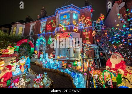 Londres, Royaume-Uni. 7 décembre 2020. Les lumières spectaculaires de la maison de Noël s'affichent à Lewisham. Au cours des 15 dernières baptêses, Garry Leach et sa famille passent environ deux mois à transformer le jardin à l'avant de Birkhall Road, Catford, en un merveilleux pays hivernal en aide à l'Hospice de St Christopher et à d'autres œuvres caritatives locales. Credit: Guy Corbishley/Alamy Live News Banque D'Images