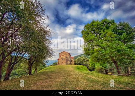 Vue extérieure de l'église St Christine de Lena au printemps. Santa Cristina de Lena est une église pré-romane catholique situé dans les Asturies, en Espagne. Banque D'Images