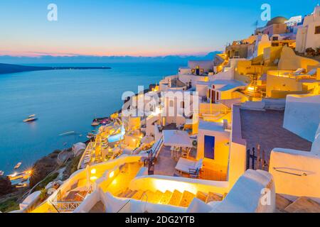 Vue sur les maisons blanches au crépuscule dans le village d'Oia, Santorini, l'île Egée, l'île des Cyclades, les îles grecques, la Grèce, l'Europe Banque D'Images