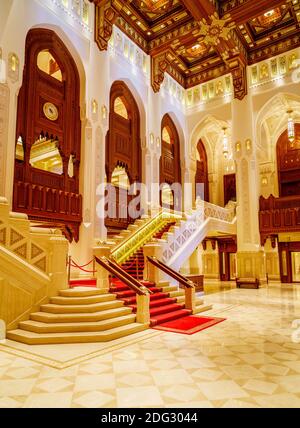 Muscat, Oman, 3 décembre 2016 : vue intérieure de l'Opéra royal de Muscat, Oman. Entrée Banque D'Images