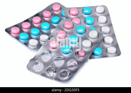 Pilules en plaquettes thermoformées sur fond blanc Banque D'Images