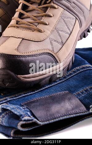 Des chaussures et des jeans Banque D'Images