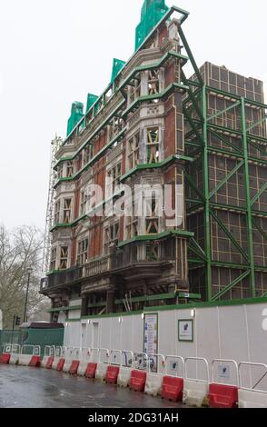 Travaux de construction pour sauver l'ancienne façade extérieure d'un bâtiment sur Half Moon Street à Mayfair. Londres Banque D'Images