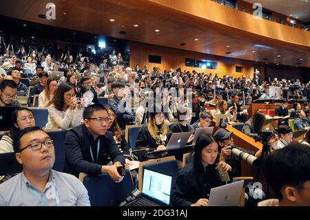 Les membres du public écoutent le biologiste chinois He Jiankui, qui fait une présentation à l'Université de Hong Kong lors du deuxième Sommet international sur l'édition du génome humain. Il avait modifié biologiquement le génome de deux jumeaux pour tenter de les rendre résistants au sida, ce que leur père biologique avait. Il a été condamné par la communauté scientifique, et a été placé en détention immédiatement après son discours et a finalement été emprisonné. Banque D'Images