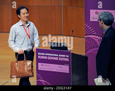 Le biologiste chinois He Jiankui fait une présentation à l'Université de Hong Kong lors du deuxième Sommet international sur l'édition du génome humain. Il avait modifié biologiquement le génome de deux jumeaux pour tenter de les rendre résistants au sida, ce que leur père biologique avait. Il a été condamné par la communauté scientifique, et a été placé en détention immédiatement après son discours et a finalement été emprisonné. Banque D'Images