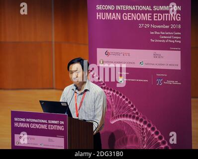 Le biologiste chinois He Jiankui fait une présentation à l'Université de Hong Kong lors du deuxième Sommet international sur l'édition du génome humain. Il avait modifié biologiquement le génome de deux jumeaux pour tenter de les rendre résistants au sida, ce que leur père biologique avait. Il a été condamné par la communauté scientifique, et a été placé en détention immédiatement après son discours et a finalement été emprisonné. Banque D'Images