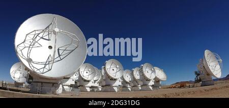 Atacama Compact Array (ACA) sur le site haut d'ALMA à une altitude de 5000 mètres dans le nord du Chili. L’ACA est un sous-ensemble de 16 antennes étroitement séparées qui améliorera grandement la capacité d’ALMA à étudier des objets célestes de grande taille angulaire, comme les nuages moléculaires et les galaxies voisines. Les antennes formant le réseau compact Atacama, quatre antennes de 12 mètres et douze antennes de 7 mètres, ont été produites et livrées par le Japon. En 2013, le réseau compact Atacama a été nommé le réseau Morita d'après le professeur Koh-ichiro Morita, membre de l'équipe japonaise ALMA et concepteur de l'ACA, qui soudain Banque D'Images