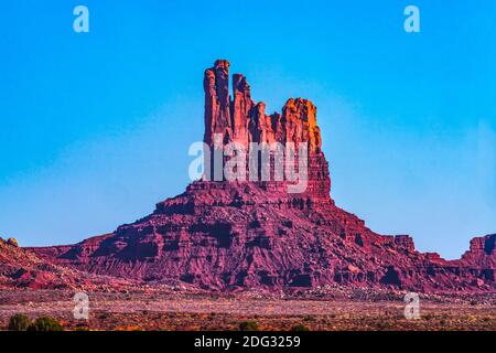 Hen Butte Rock formation Canyon face à Cliff Desert Monument Valley Utah. Banque D'Images